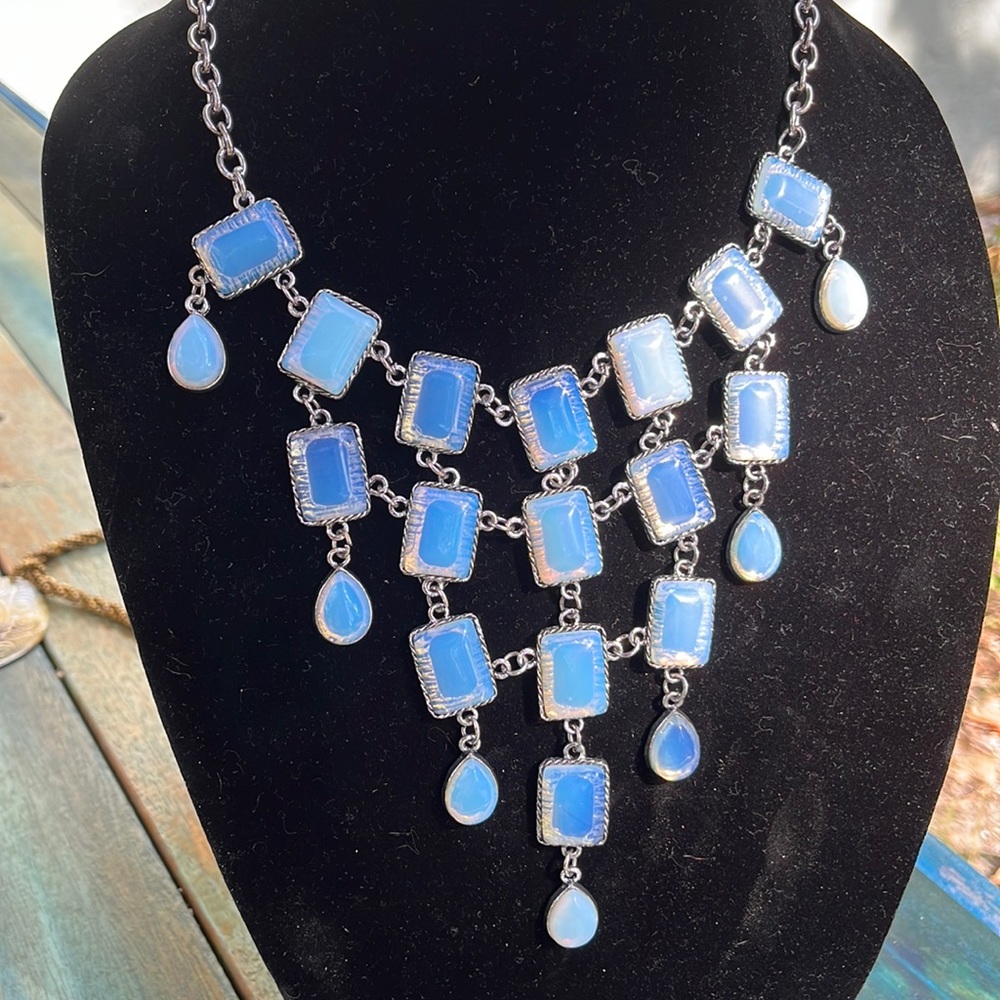Iridescent statement necklace nwot